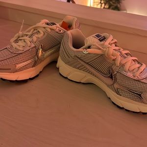 Nike Zoom Vomero Womens 8 Photon Dust Metallic Silver Never Worn!